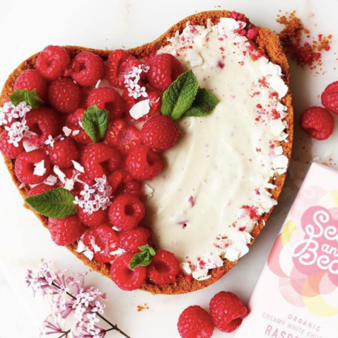 White chocolate and raspberry tart with fresh raspberries