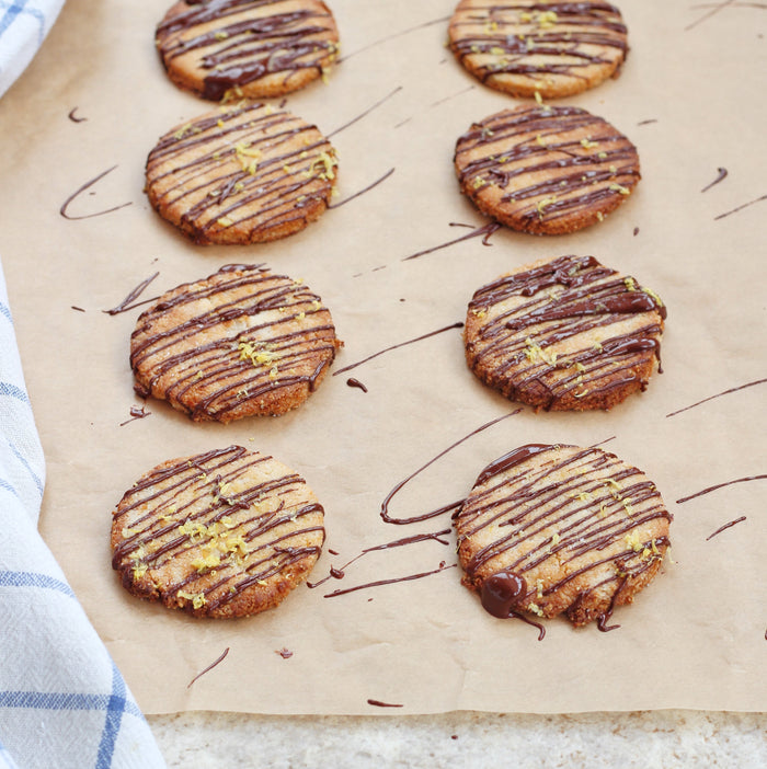 Lemon and cardamom biscuits with dark chocolate